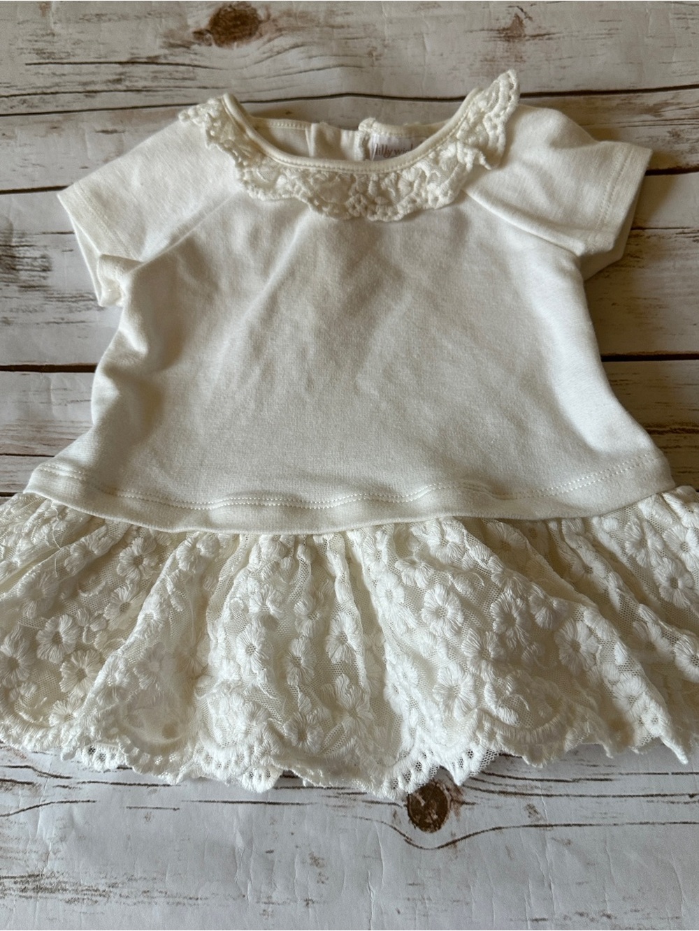 Lilly wicket white dress 12m color is more off white vguc